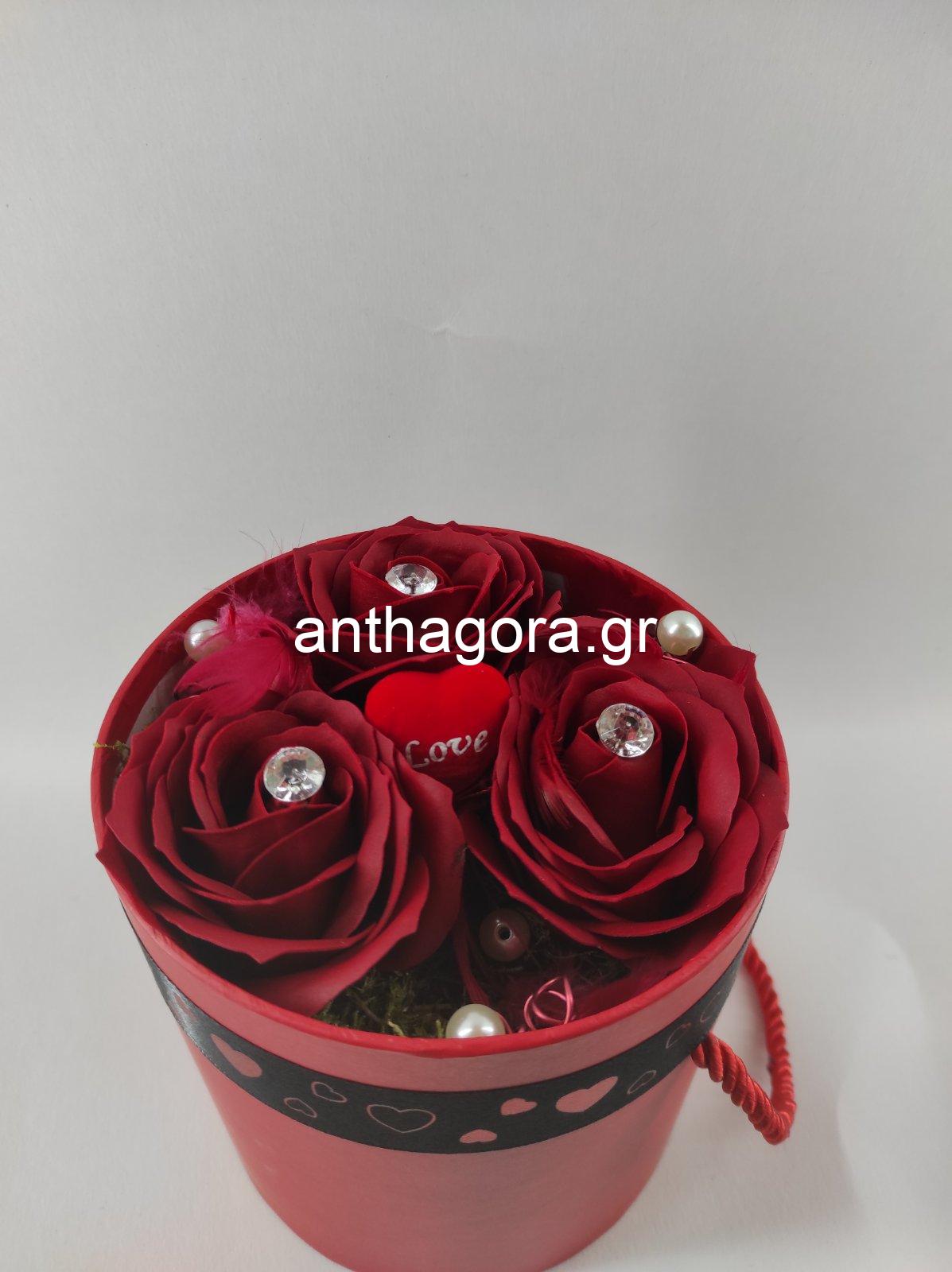 Κόκκινο κουτί με κόκκινα τριαντάφυλλα σαπουνιού