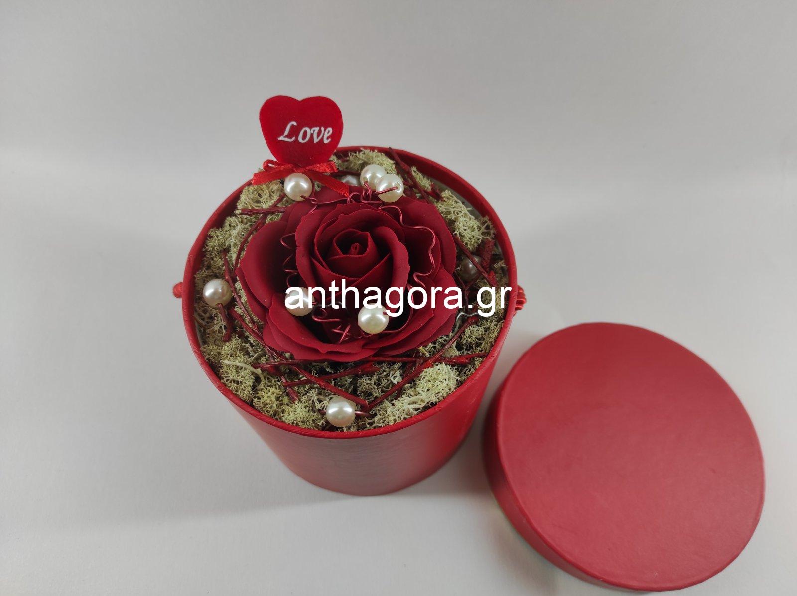 Κόκκινο κουτί με κόκκινο τριαντάφυλλο σαπουνιού